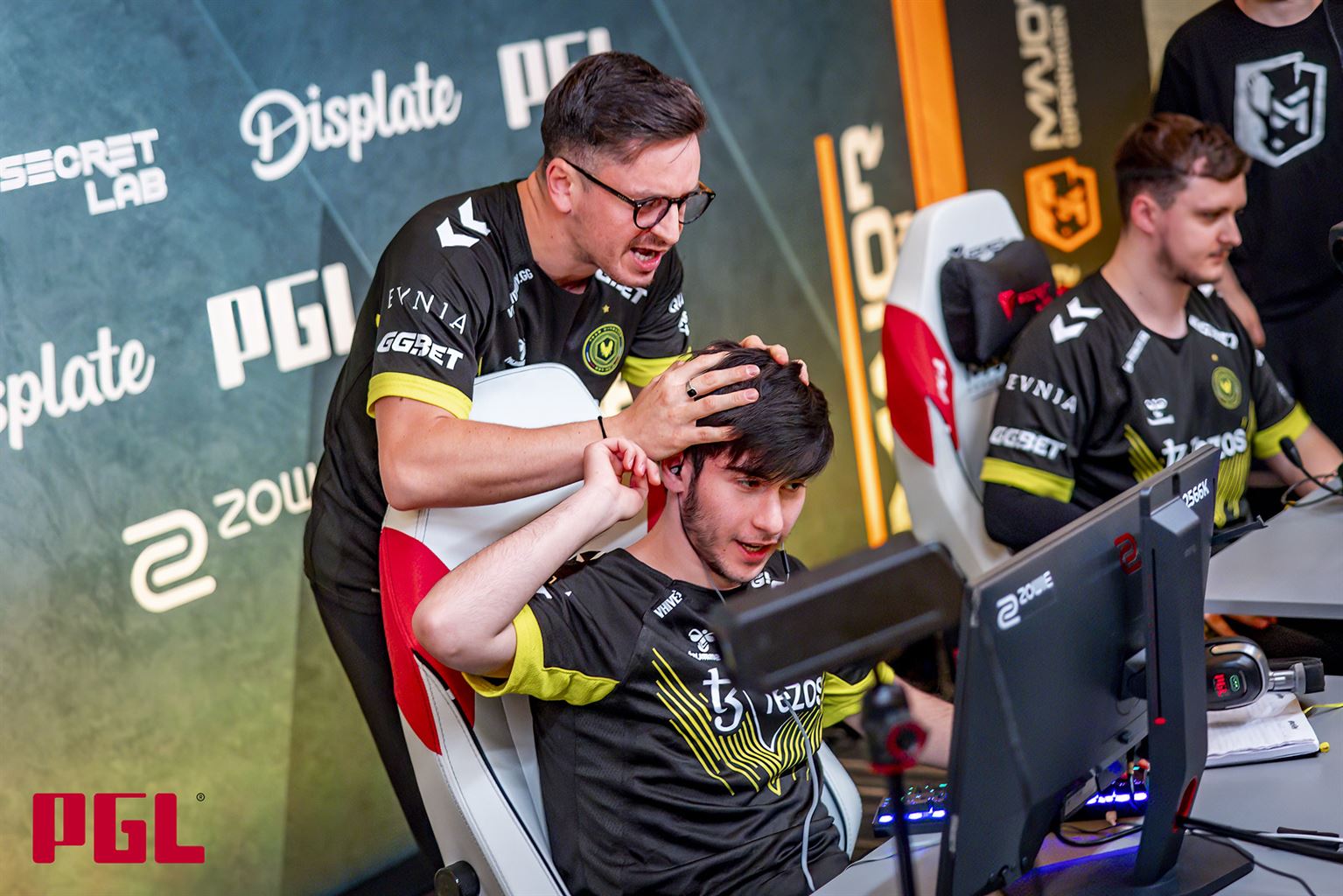 flameZ steps up as Vitality secure Playoffs