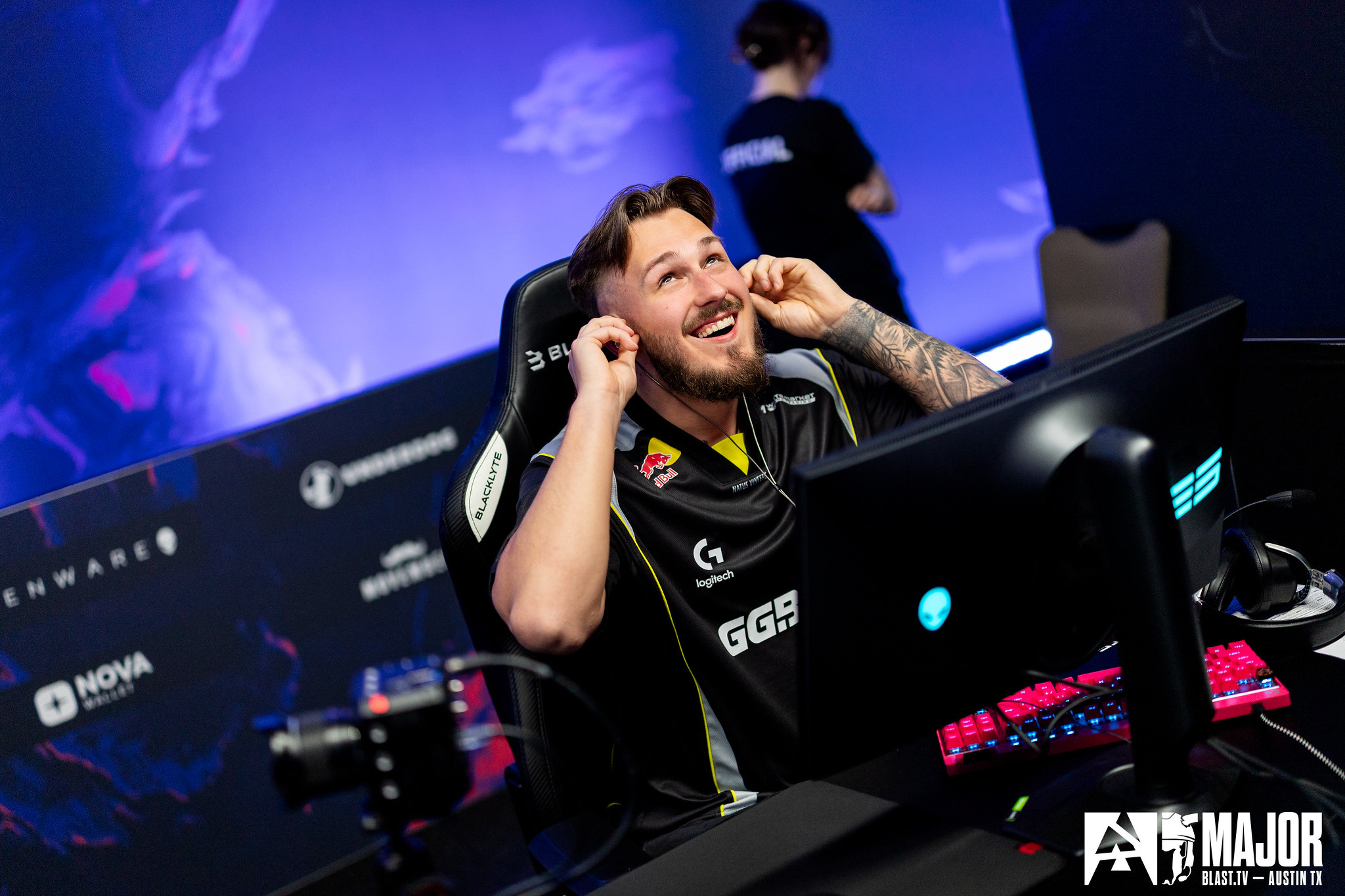 NAVI edges past G2 to make it to Austin playoffs