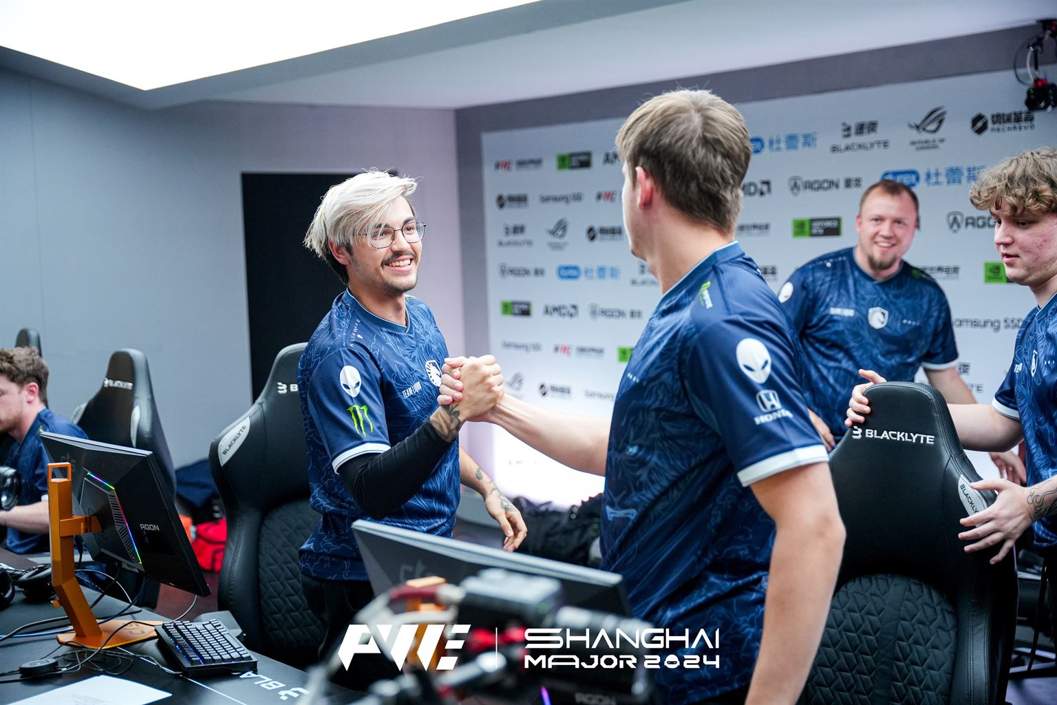 Favorites prevail at the Major as they advance to the next stage