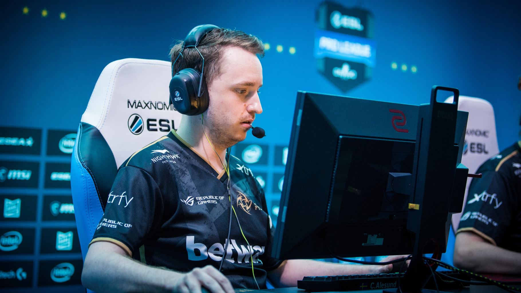 Video: GeT_RiGhT dies to a bot and f0rest can’t stop laughing