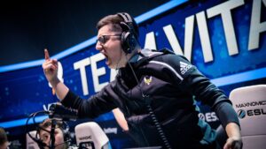 Video: Knives out! ZywOo stabs apEX