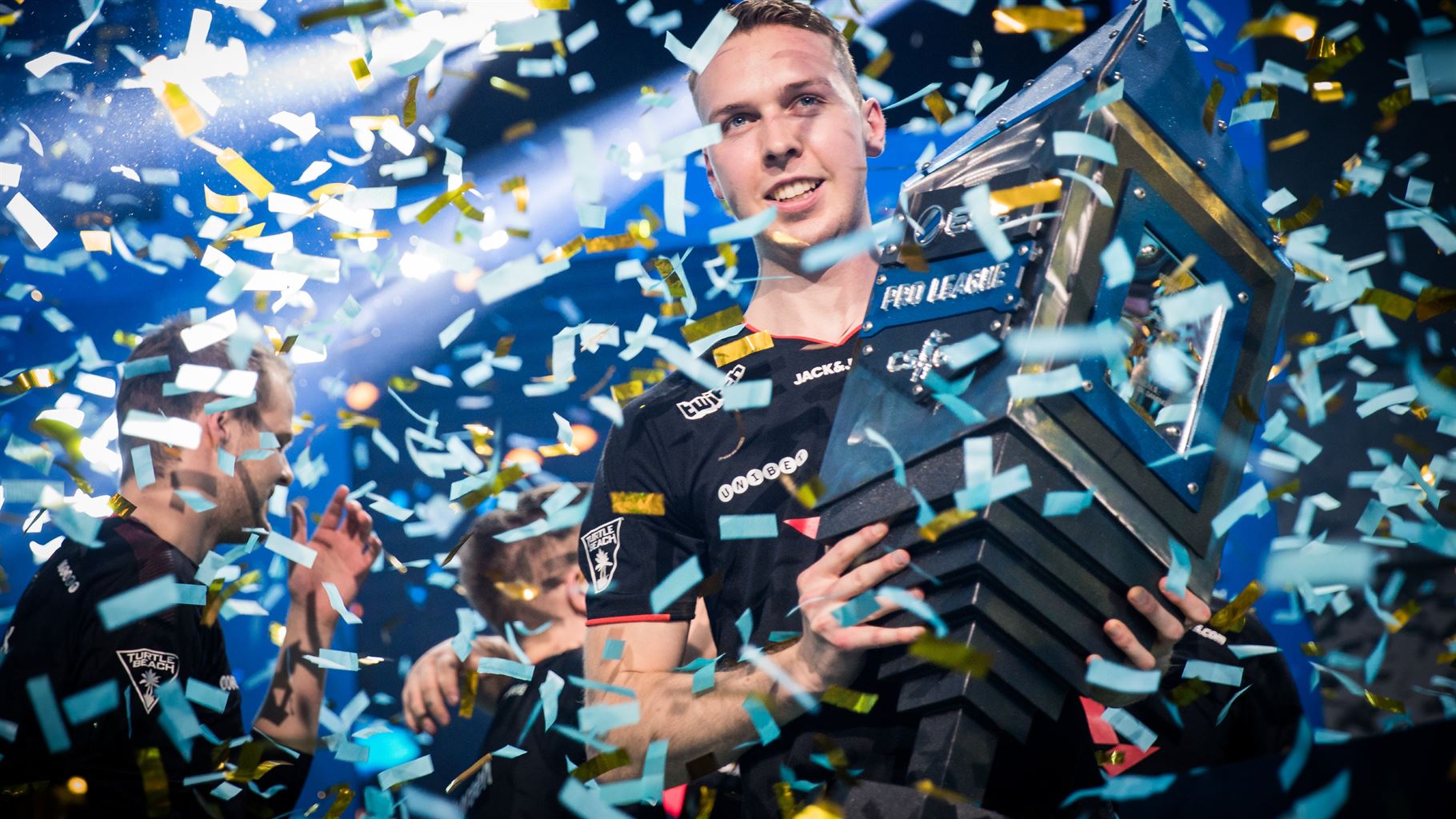 Astralis captain signs new deal