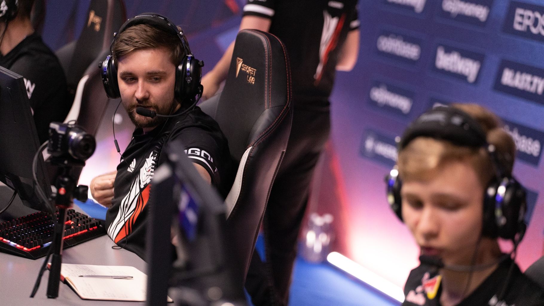 HooXi explains “flag gate”