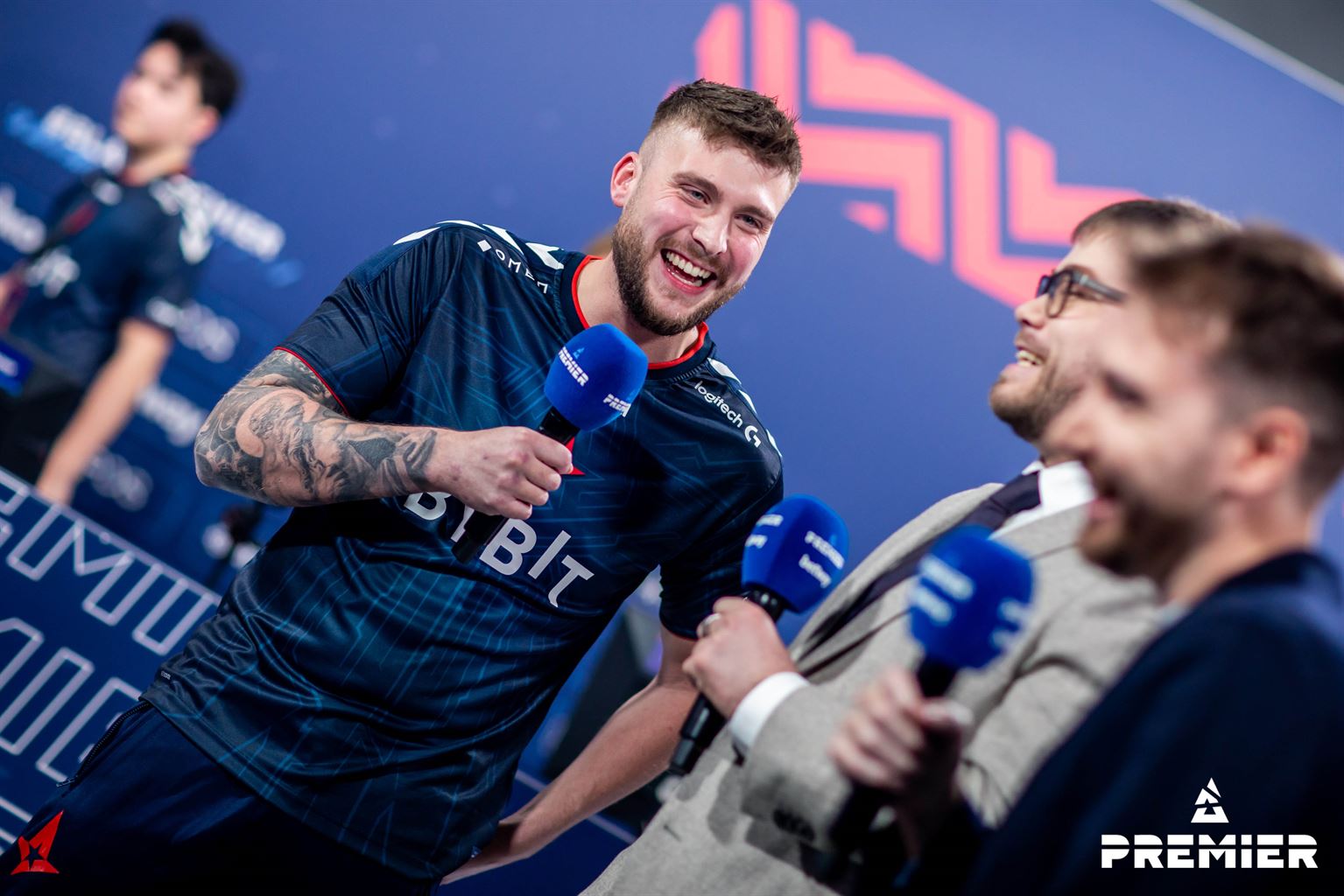 Video: CS:GO pro’s read funny CS:GO reviews