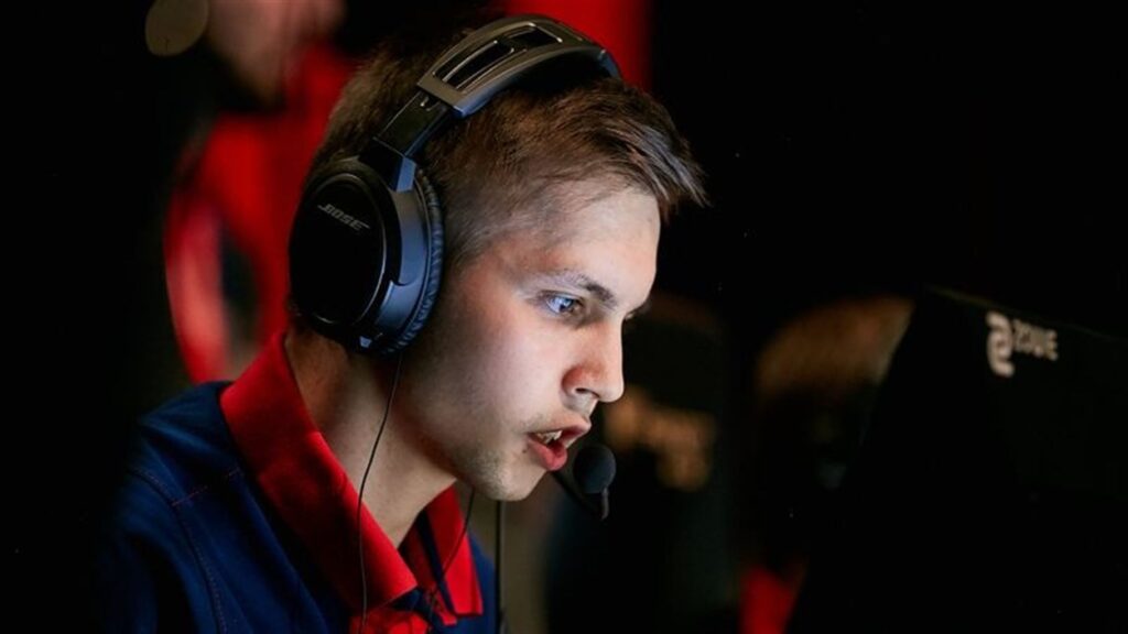 Pley of the Day: NiKo only needs 2 bullets to clutch a 1v2 situation!