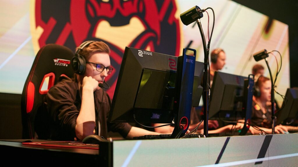 NAVI secure semi-final spot in Lisbon over FaZe
