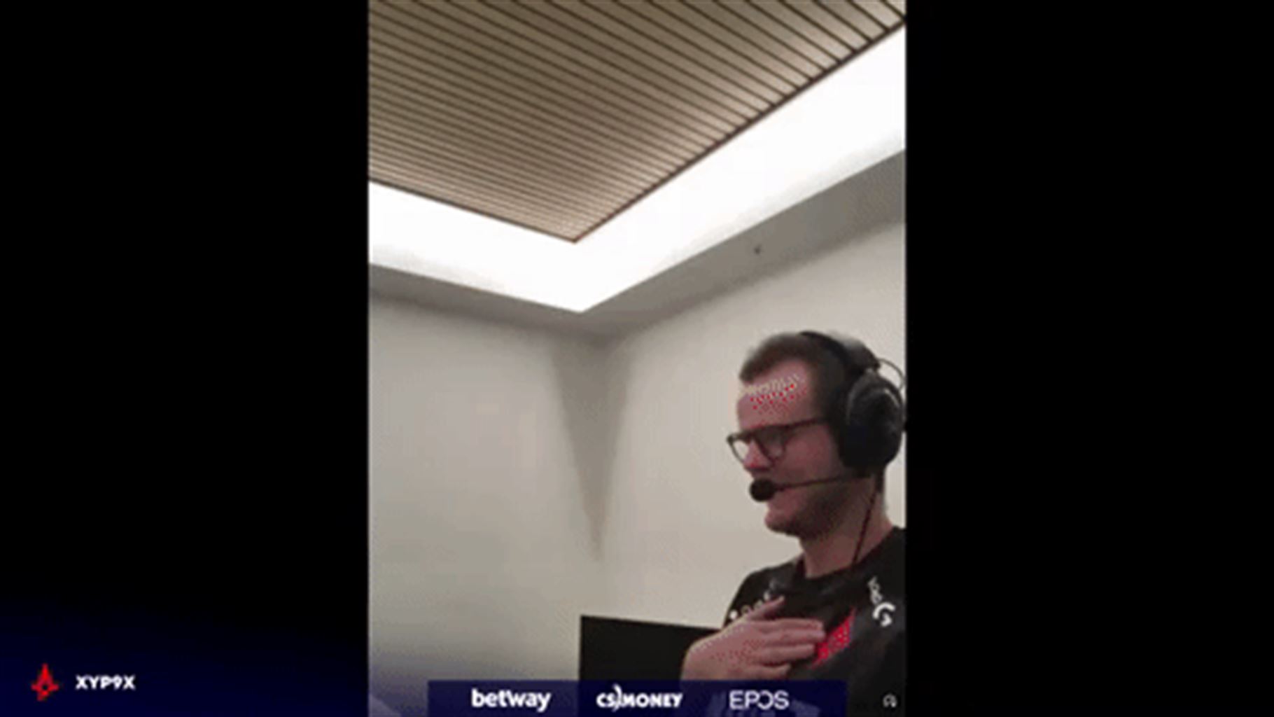 Video: Lightning fast NiKo shocks Xyp9x