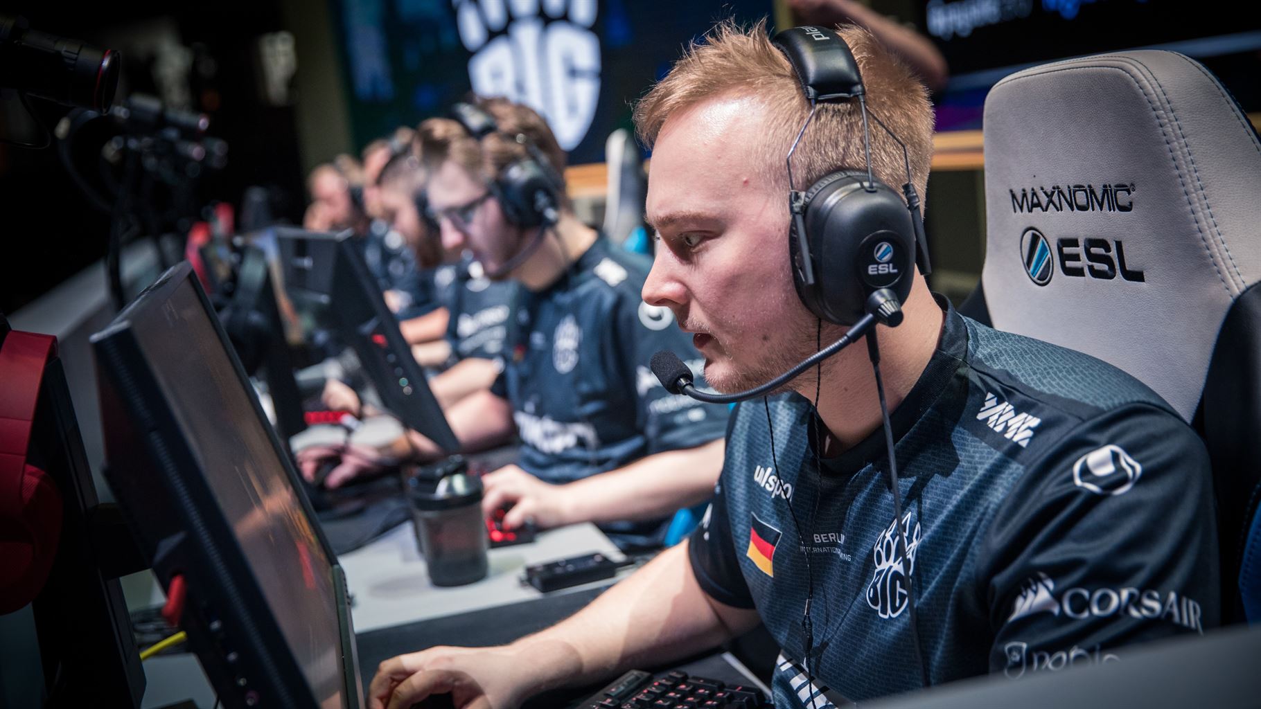 BIG fake masterclass on DUST2