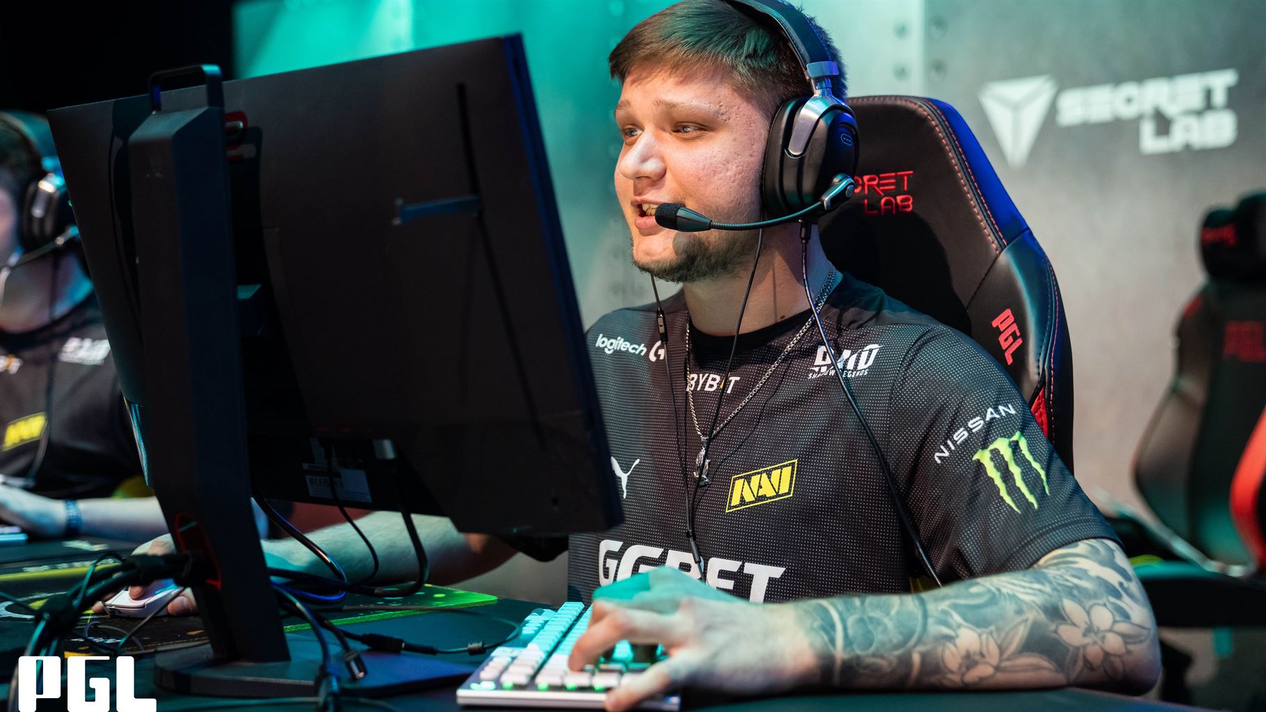 Video: s1mple goes for a 1v1 versus a female CS:GO player