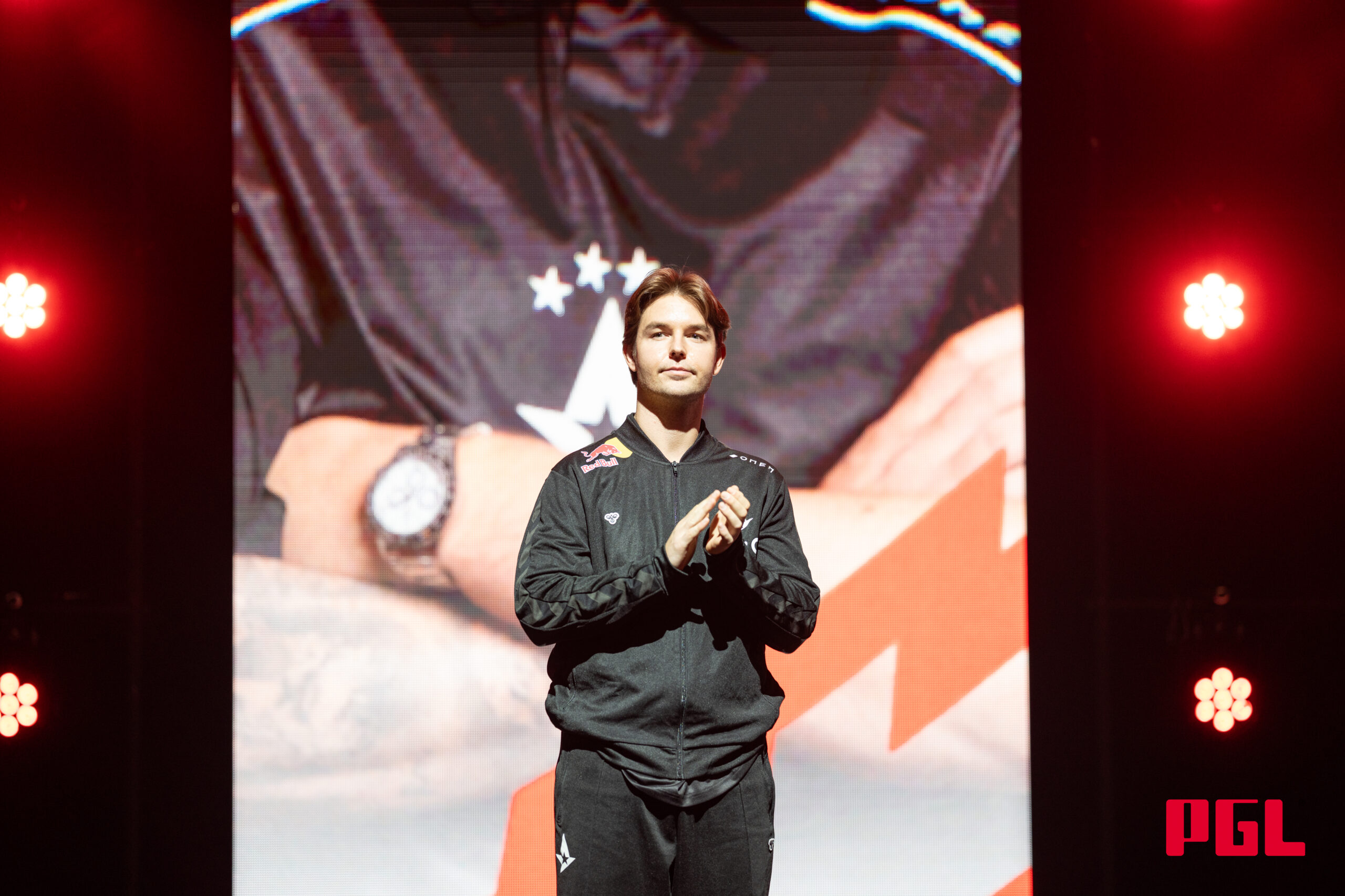 Pimp: “Astralis would be better without device, and he would be better off without them”
