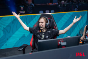 The ultimate FACEIT grinder: donk is at it again before the Major