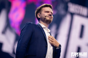 An emotional dupreeh announces retirement on Major stage