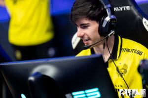flameZ playing in a tournament while using the flameZ loadout