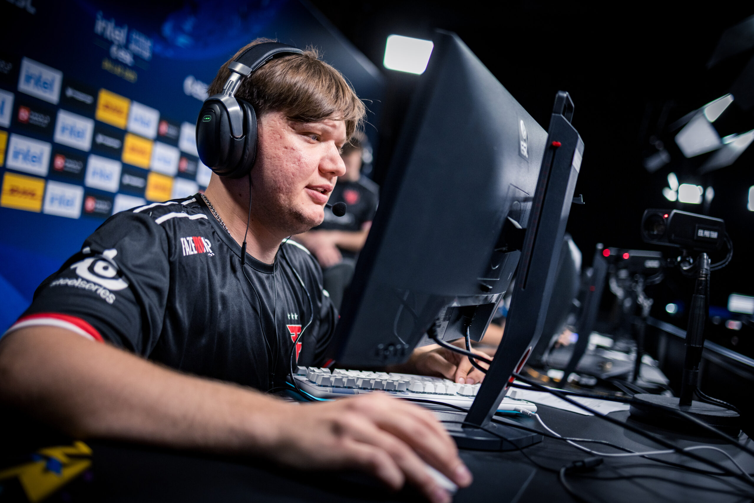 Exploring the exact skins completing the s1mple loadout