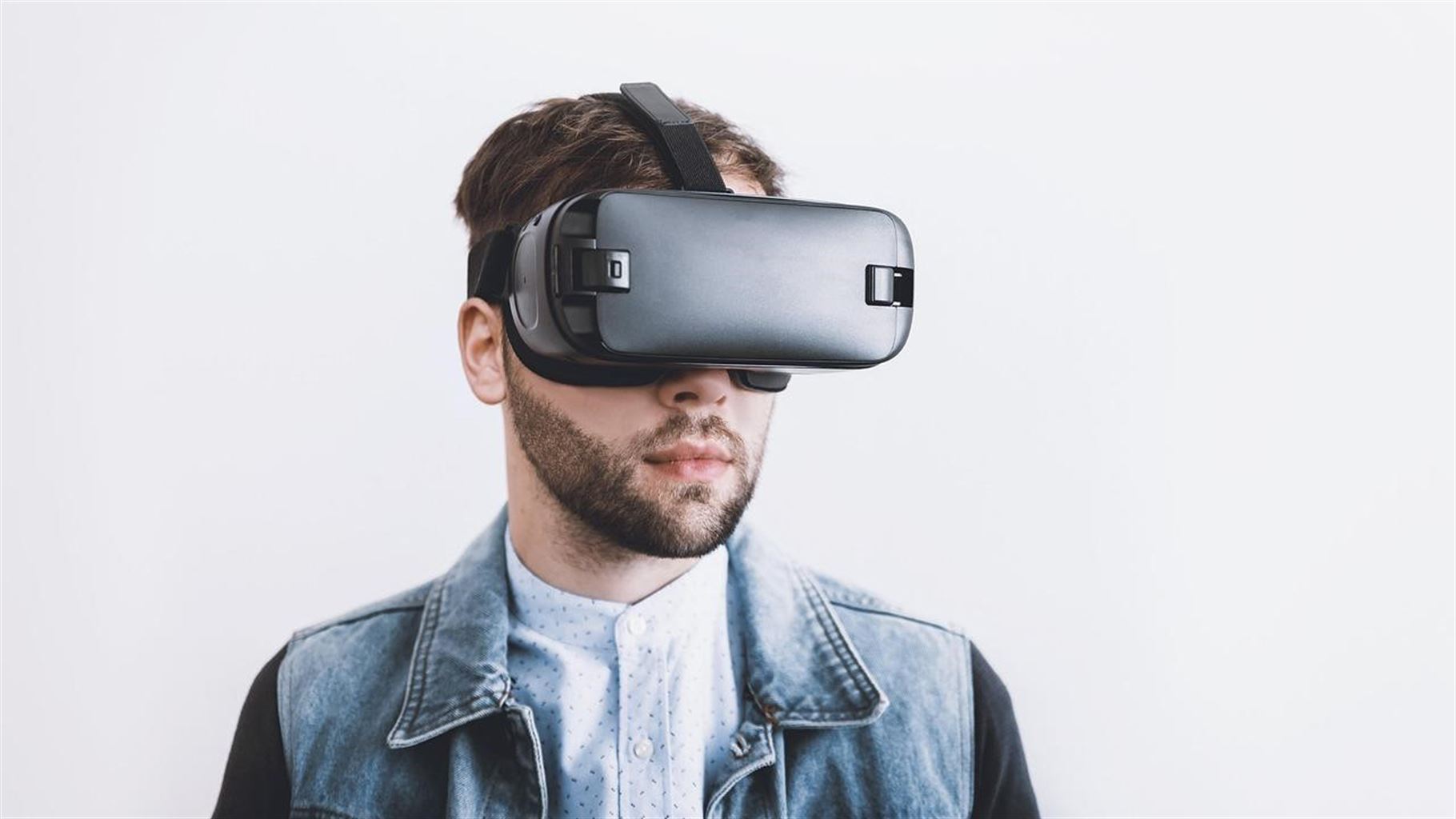 The Future of VR and AR: 4 Trends to Anticipate - Pley.gg