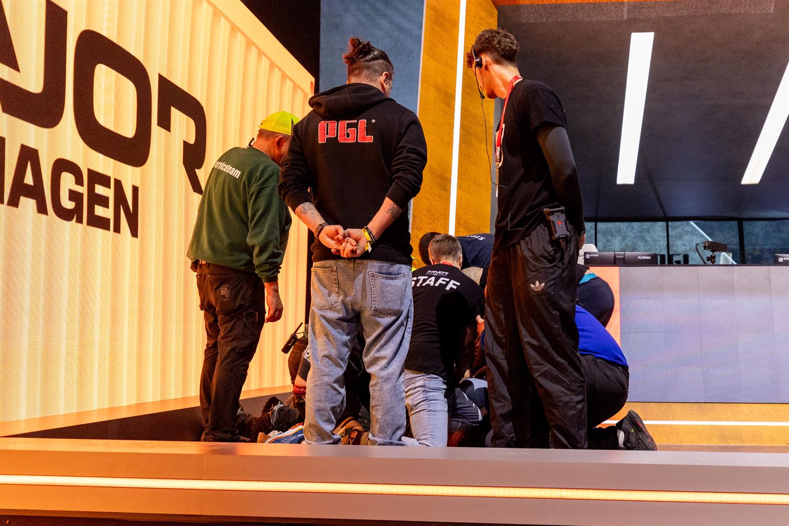 G2 – MOUZ game interrupted by stage invaders! - Pley.gg G2 – MOUZ game interrupted by stage invaders! - Pley.gg