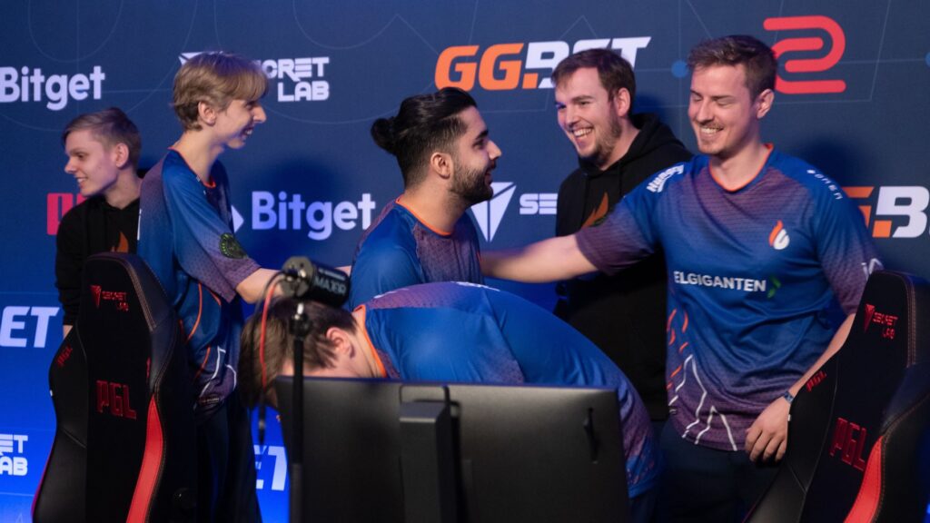roeJ reveals his lucrative sticker money earnings - Pley.gg